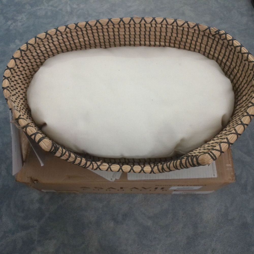 SAFAVIEH INDOOR CAT BED NATURAL COLOR 19.7" W X 11.8" D X 7.1' H